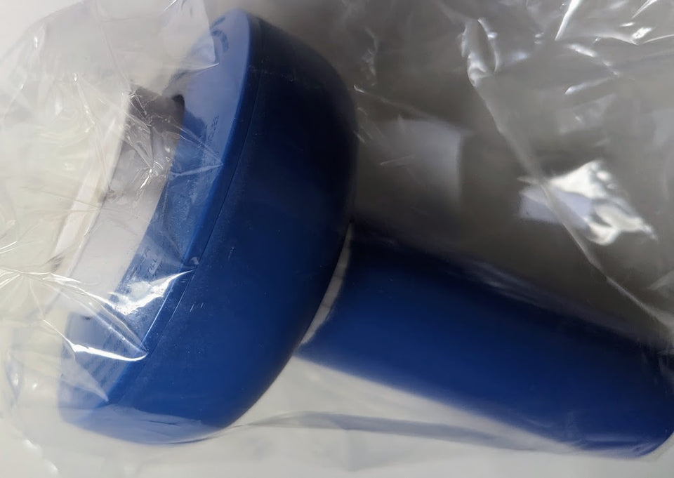 Floating chlorine or bromine feeder